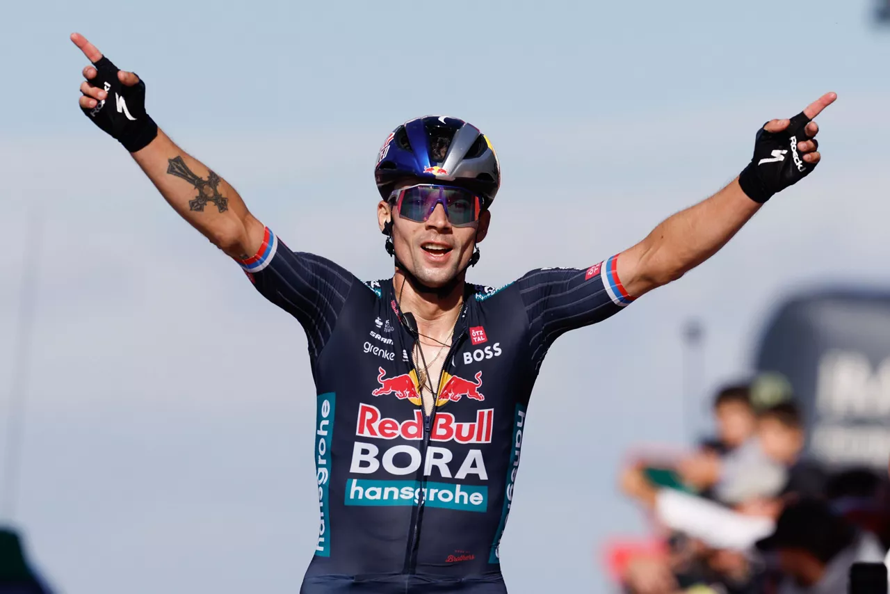Primoz Roglic celebrando la victoria. Foto: EFE