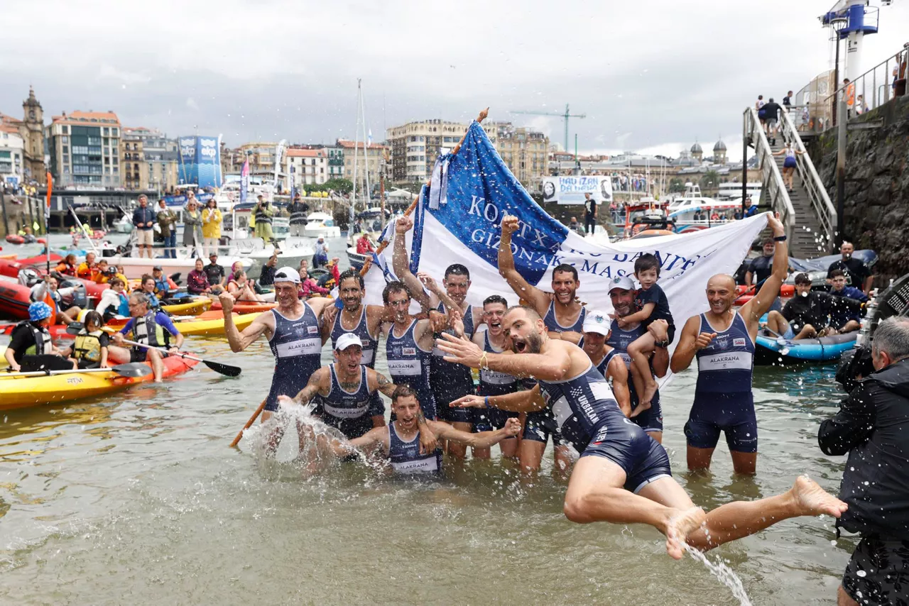 Bermeo Urdaibai celebra su victoria en la Bandera de La Concha . Imagen: EITB Media