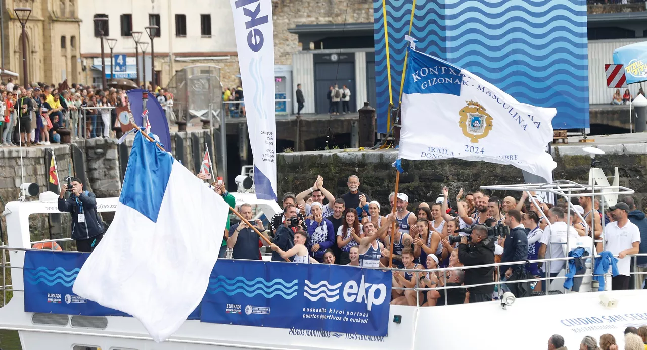 Arraun Lagunak eta Urdaibaiko arraunlariak Kontxako Banderako garaikurrekin. Argazkia: EFE