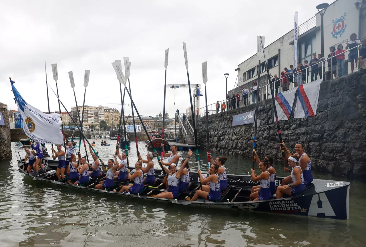 Arraun Lagunak, tras su victoria en la Bandera de la Concha 2024