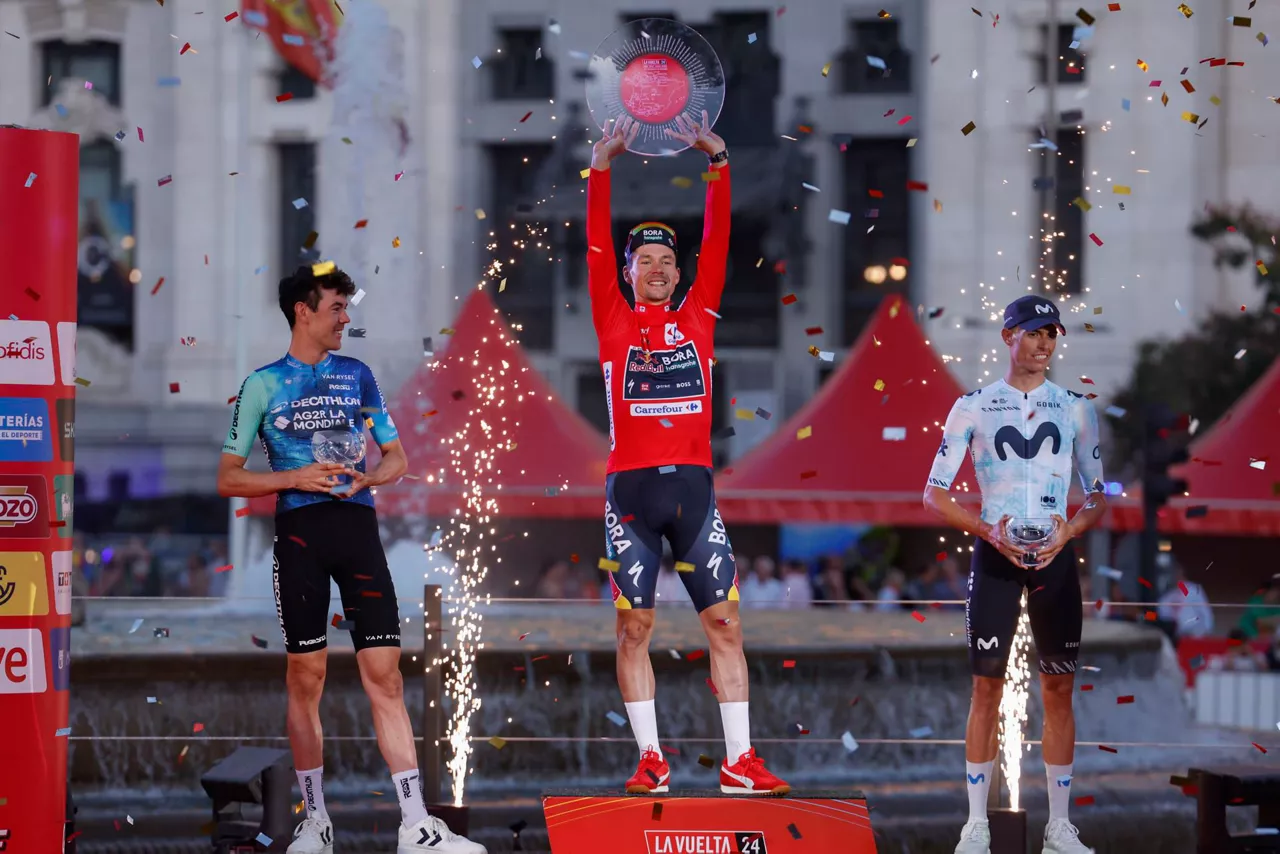Primoz Roglic Ben O'Connor Enric Mas Espainiako Vuelta podiuma