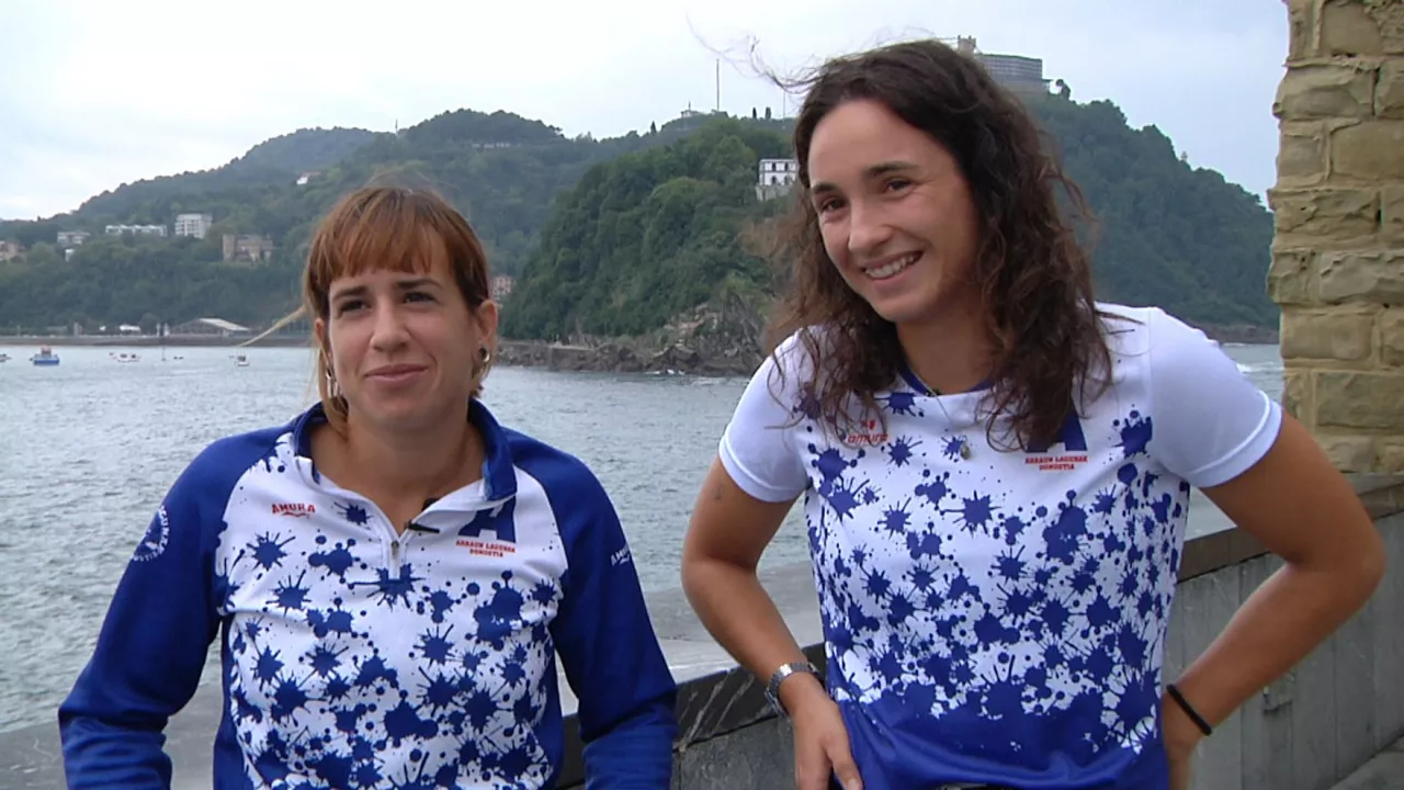 Mar Larrea y Nahikari Azkue, remeras de Arraun Lagunak