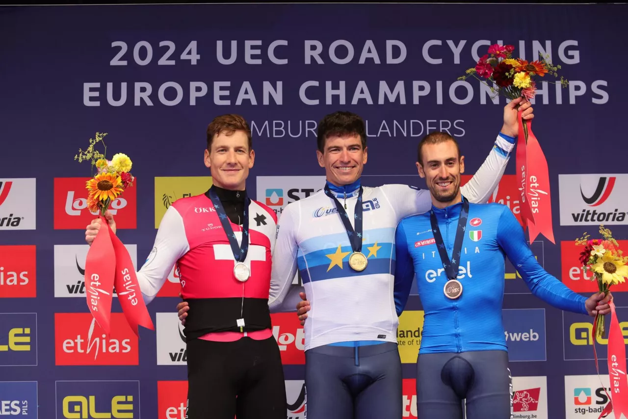 Kung, Affini eta Cattaneo, podiumean, erlojupekoa amaituta. Argazkia: EFE.