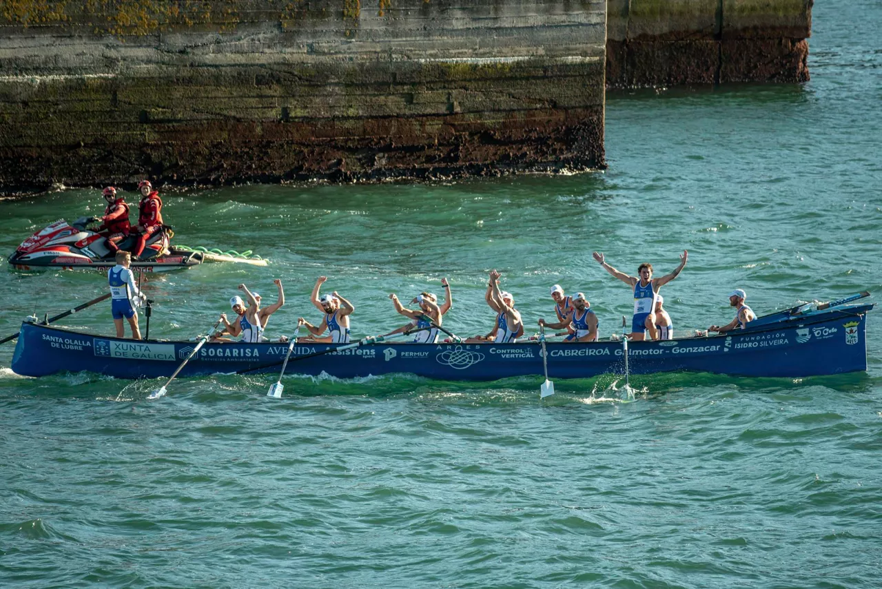 La embarcación de Ares en aguas de Bermeo. Foto: EFE