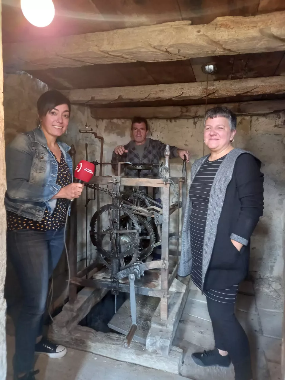 Los vecinos y vecinas de Orrio se turnan cada día para dar cuerda al antiguo reloj del campanario