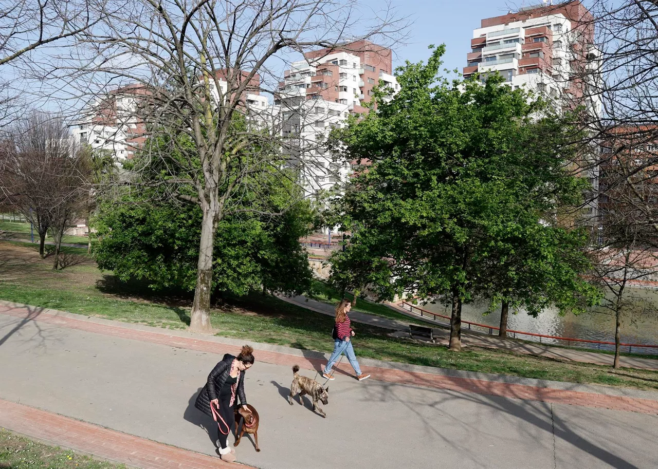 Bilbao-parque-parkea-paseo-perros-txakurrak-udaberria-efe