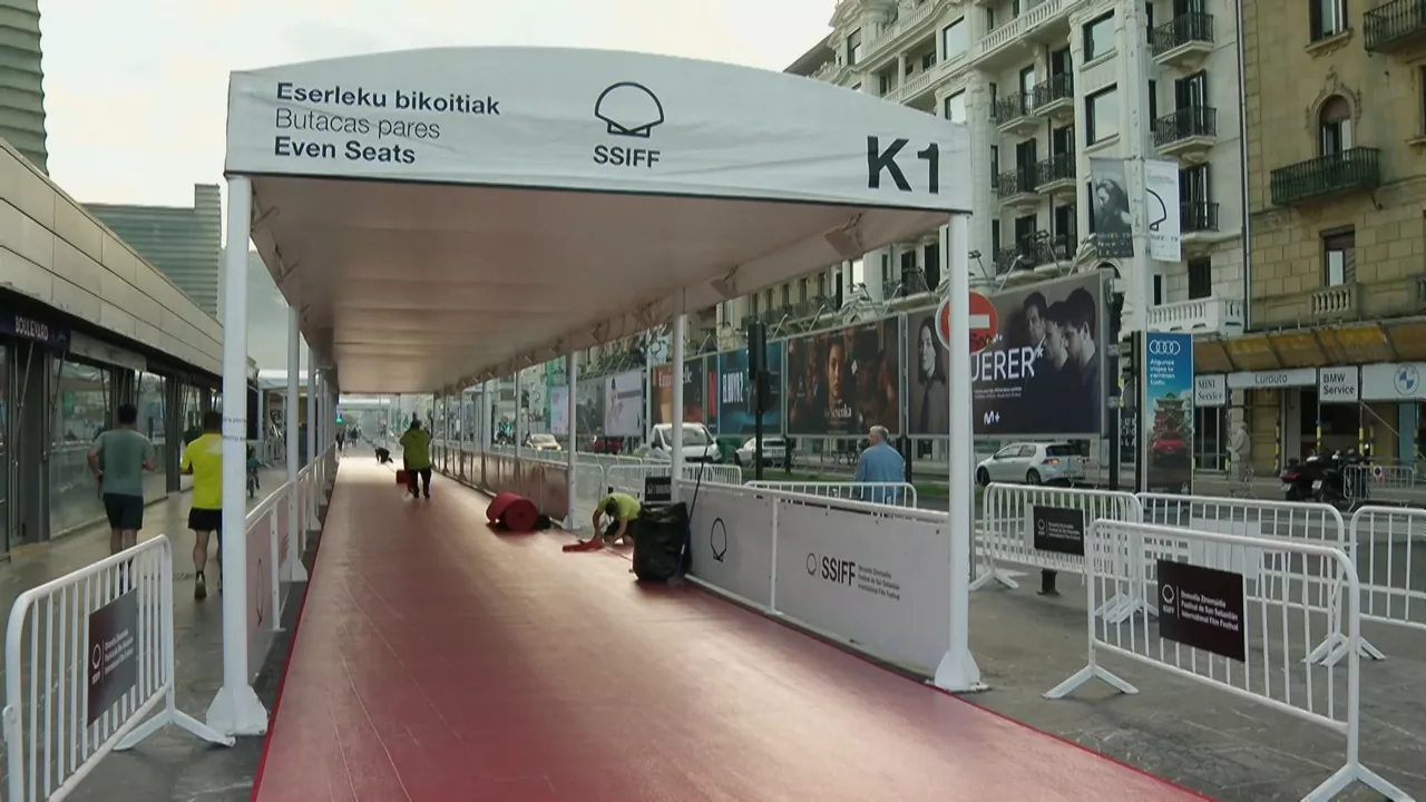 Operarios colocan la alfombra roja