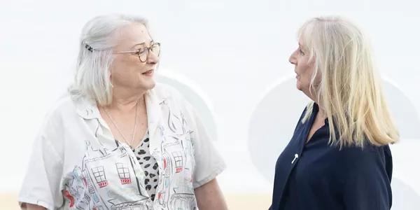 Hélène Vincent y Josiane Balasko, de "Quand vient l'automne". Foto: EFE