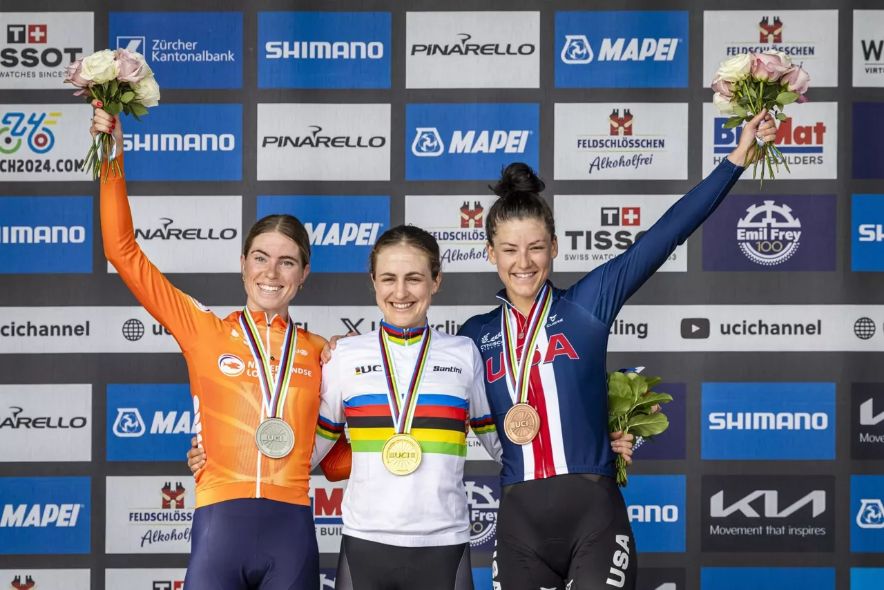 Grace Brown, Demi Vollering eta Chloe Dygert, podiumean. Argazkia: EFE