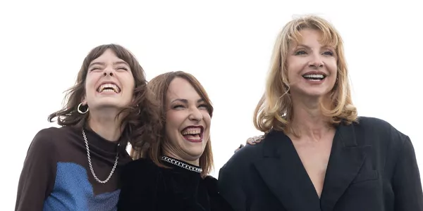 Directora y actrices de "La virgen roja". Foto: EFE
