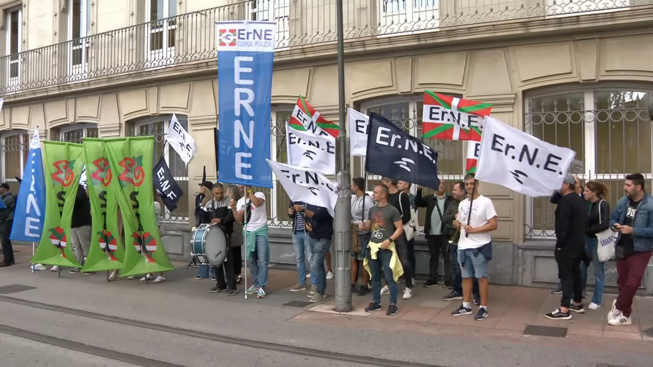 20240926090510_ertzaintzaren-protesta-legebiltzarrean_