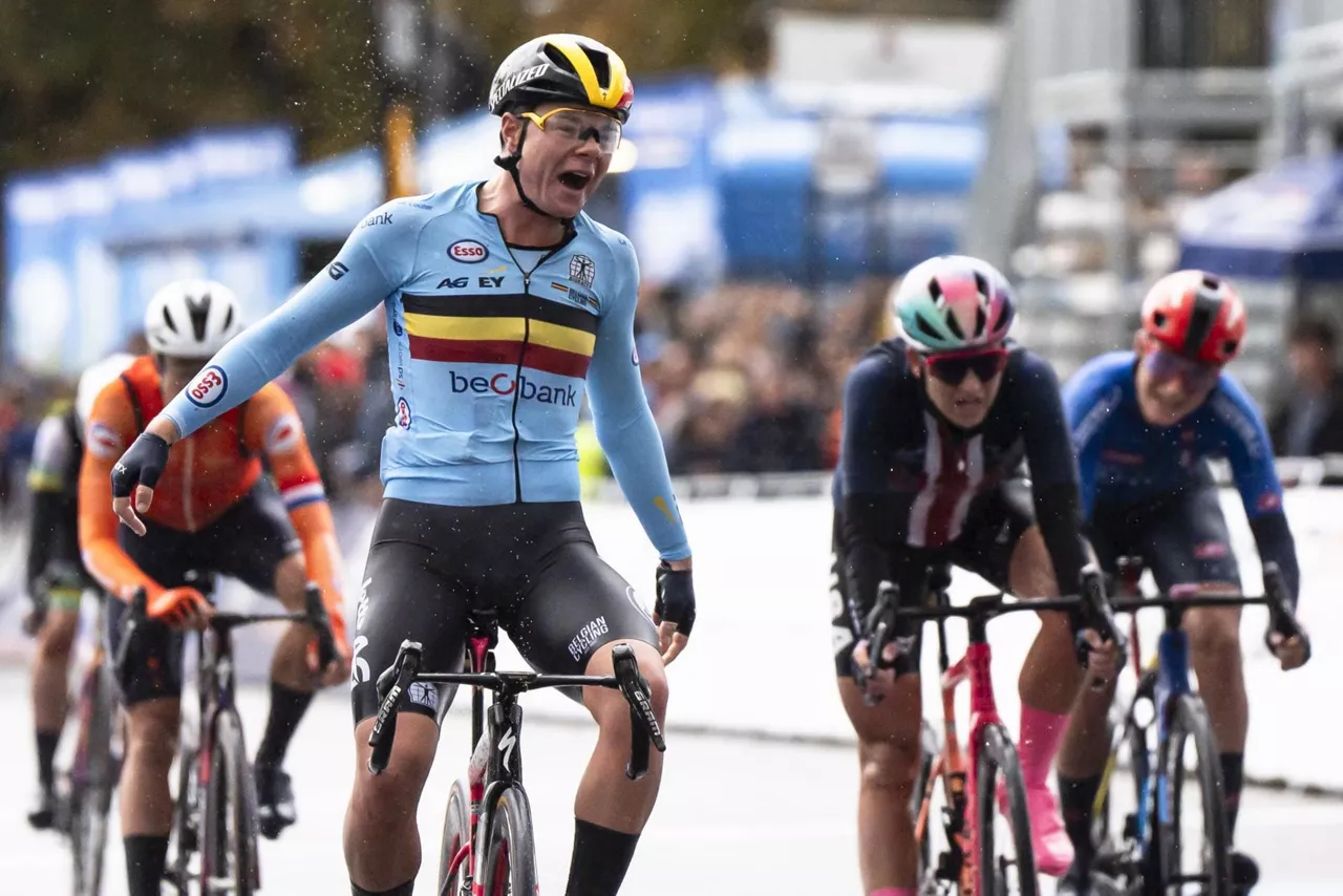 Lotte Kopecky txirrindularia, gaurko garaipena ospatzen. Argazkia: EFE