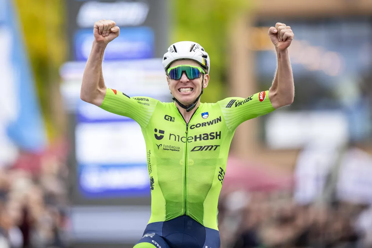 Pogacar Munduko Txapelketan, garaipena ospatzen. Argazkia: EFE