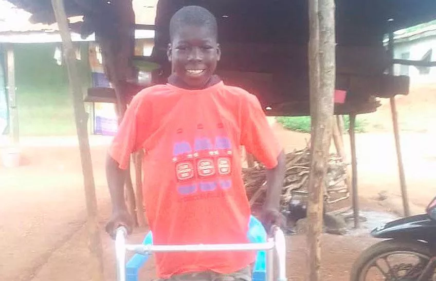 Charles Asare, un niño de Ghana que vuelve a caminar