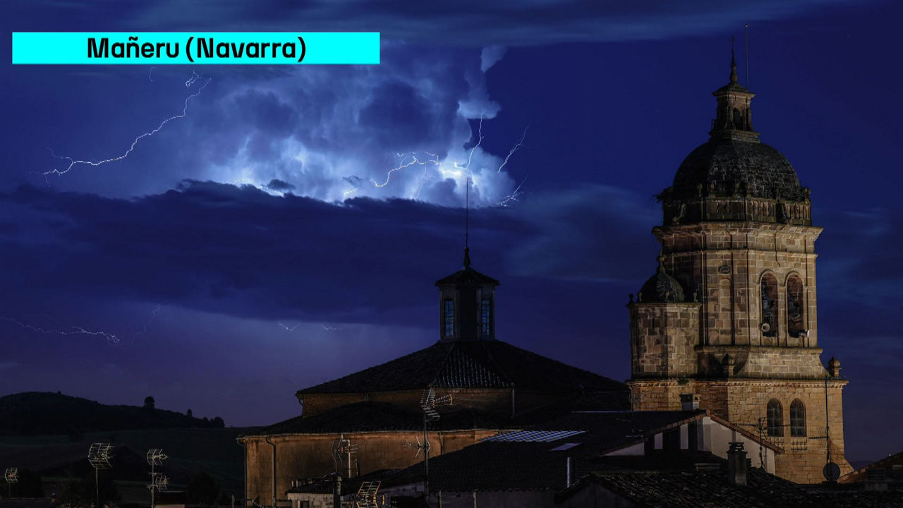 Los rayos han dejado esta espectacular imagen en Mañeru (Navarra)