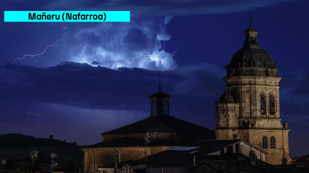 Tximistek irudi ikusgarriak utzi dituzte Euskal Herrian. Aragazkia: Mañeru (Nafarroa)