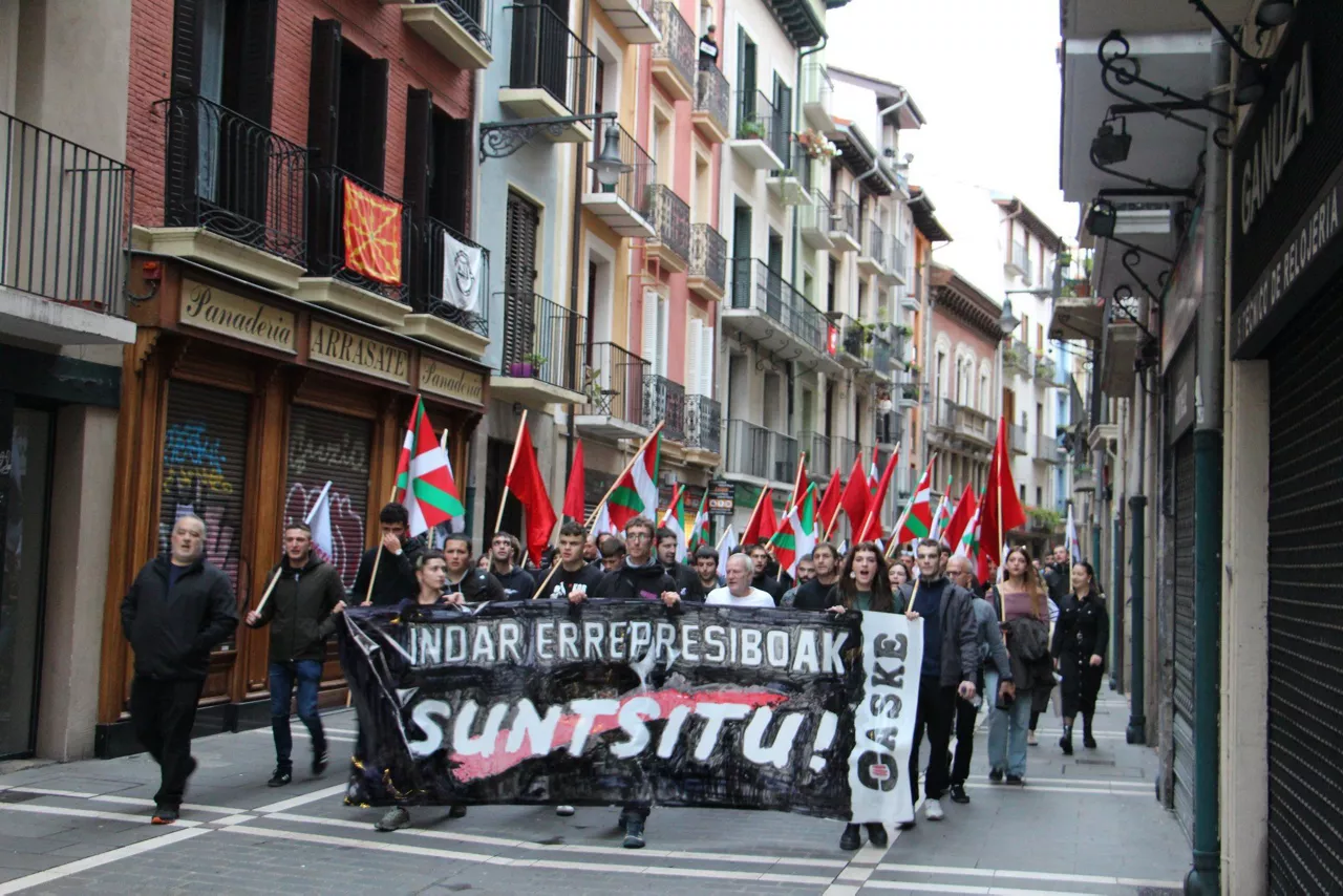 Aske-Antolakundea-Pamplona-12-octubre-maifestacion