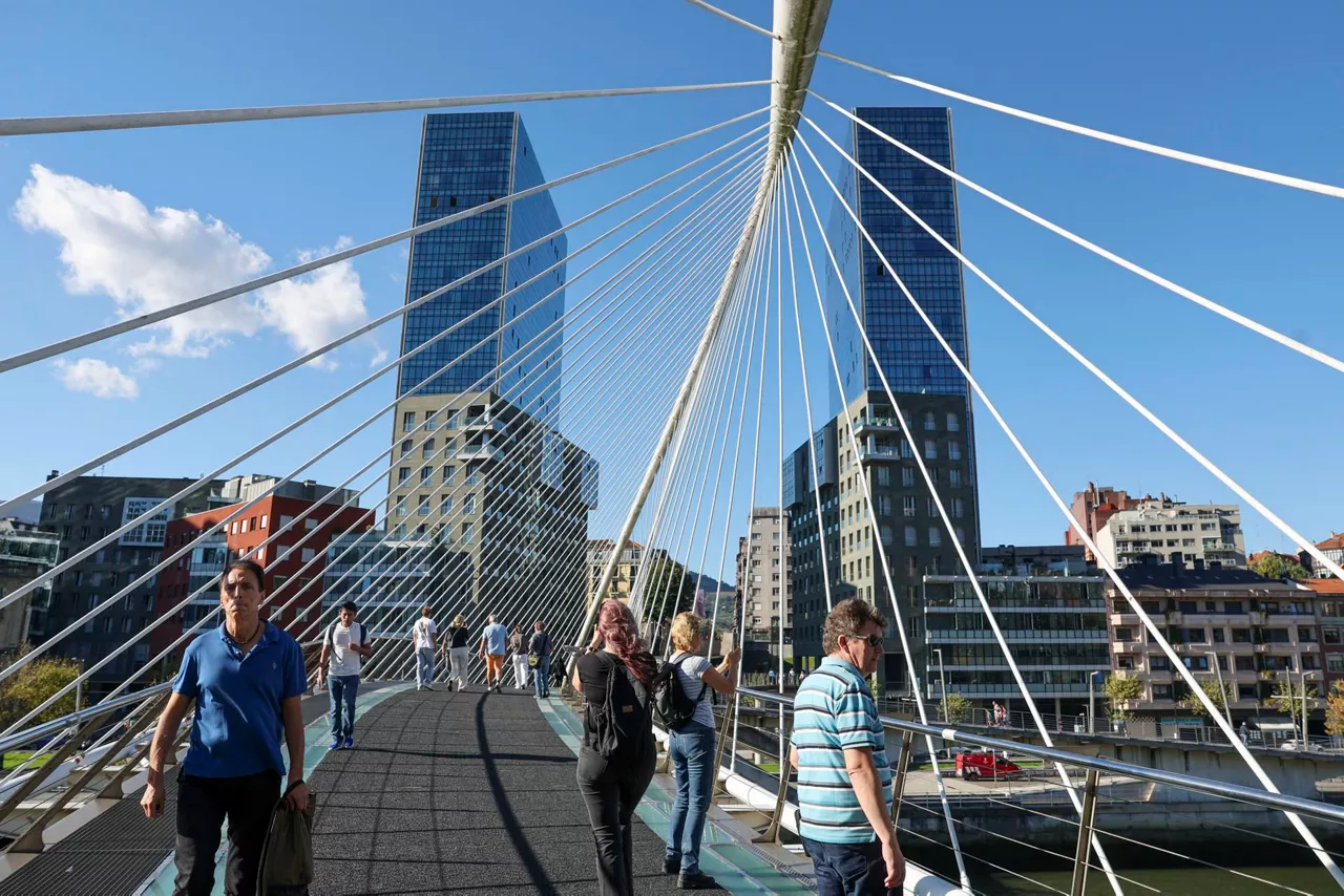 turistas-bilbao-isozaki-turismo bilbo-efe