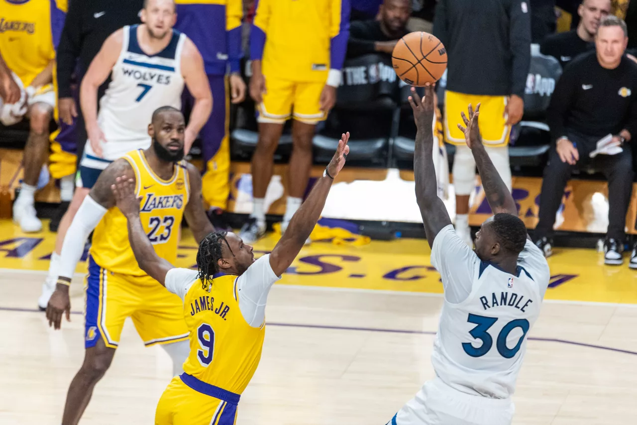 lebron_james_bronny_james_NBA_lakers_tomberwolves_EUROPAPRESS