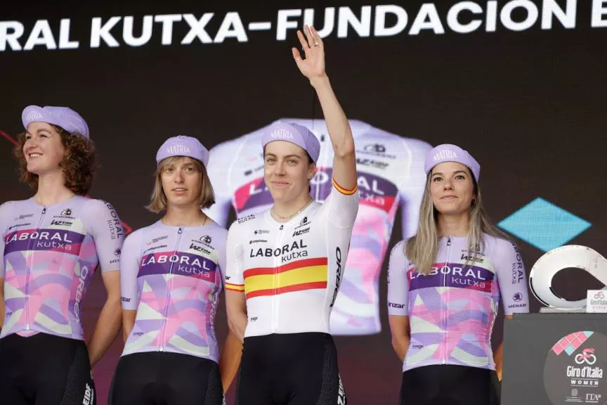 Usoa Ostolaza, junto a sus compañeras. Foto: Laboral Kutxa