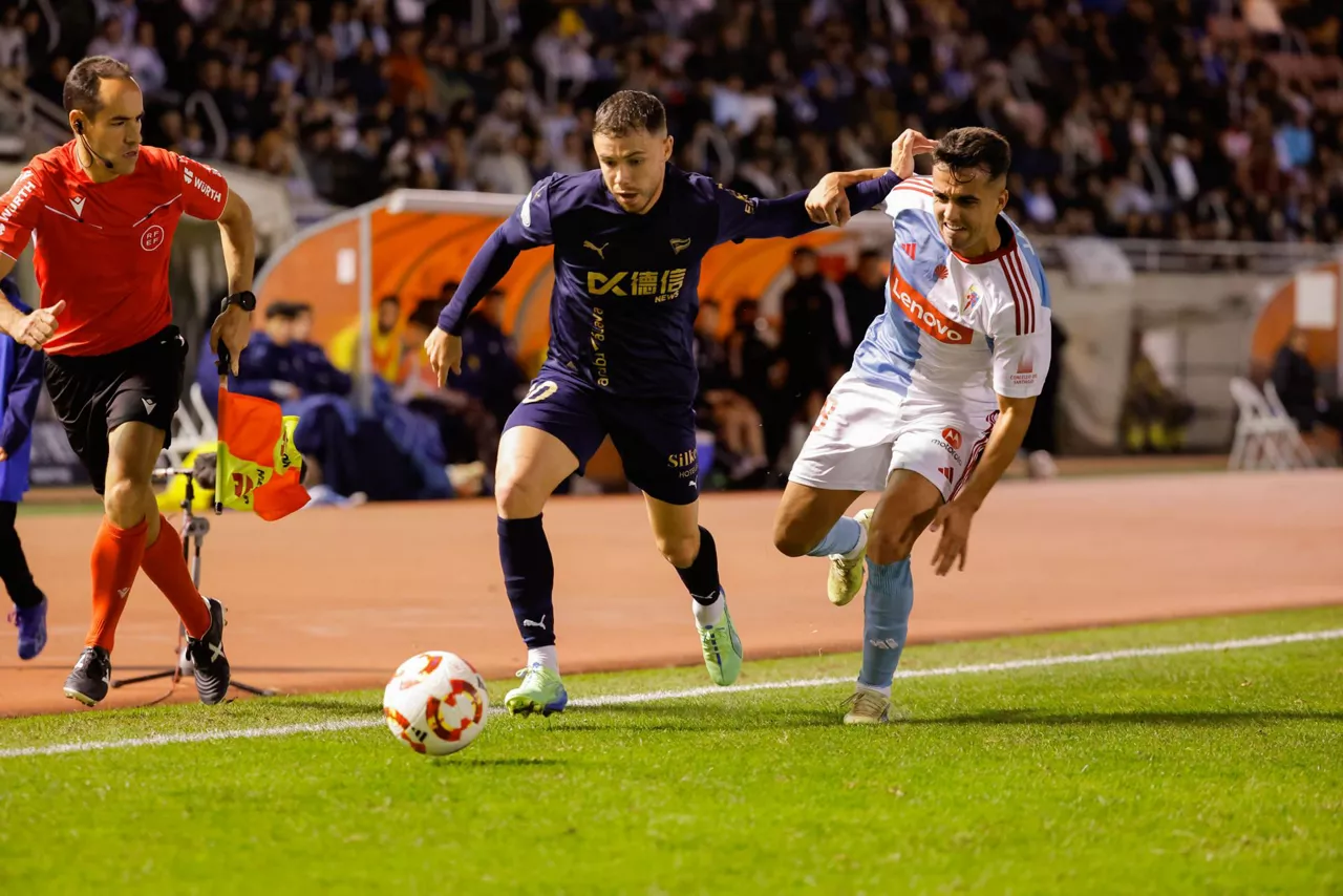 Tomas Conechny, aurrera hegaletik. Argazkia: EFE.