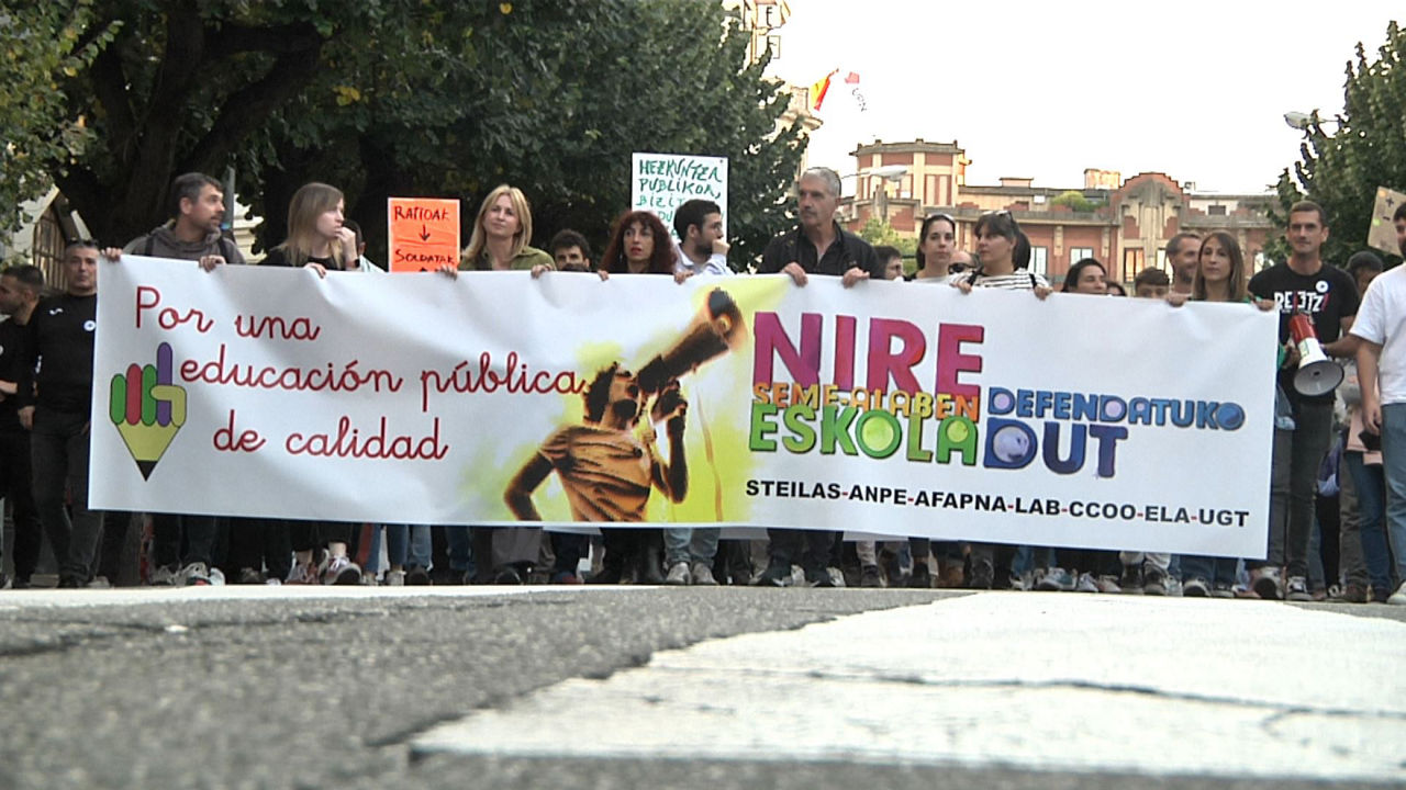 20241029204555_manifestacion-pamplona-educacion-huelga_