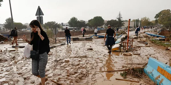 Una mujer camina entre el lodo en Picaña