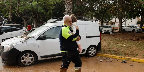  Un miembro de transporte sanitario con una niña en Picaña