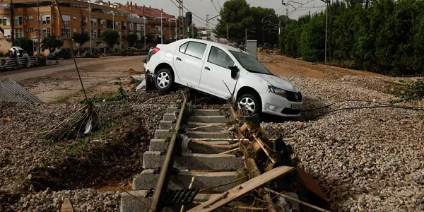 Un coche sobre las vías de Picaña