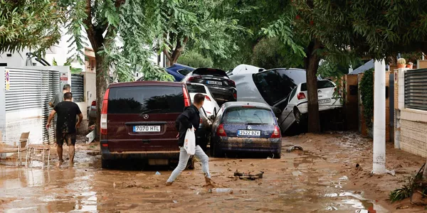Un hombre retira el lodo acumulado por las intensas lluvias en Picaña