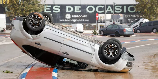 un coche volcado en el polígono industrial de Sedaví
