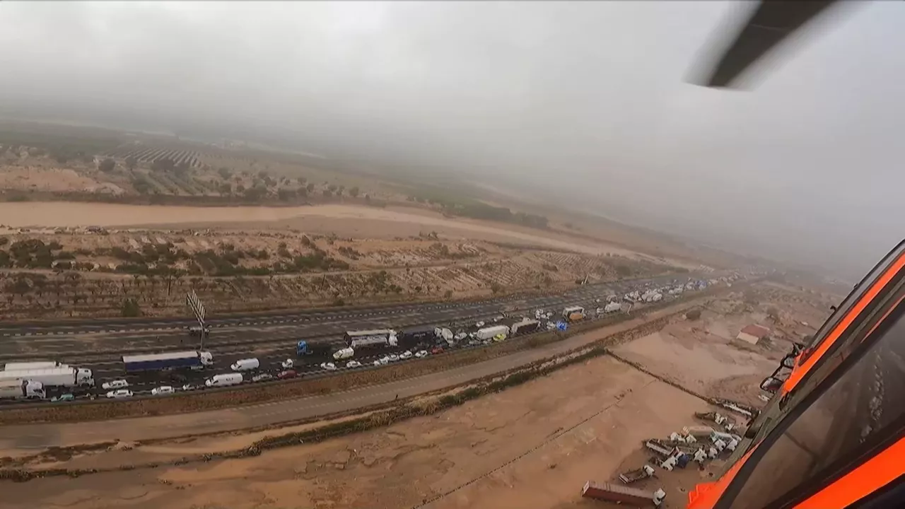 Coches apilados en una carretera de la Comunidad de Valencia