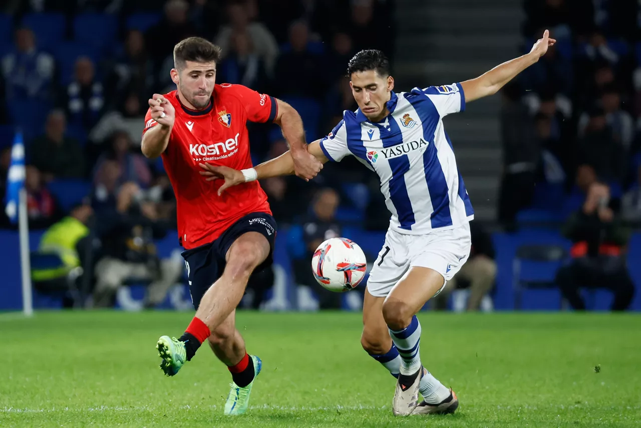 Jesus Areso y Aguerd disputan un balón. Foto de archivo: EFE