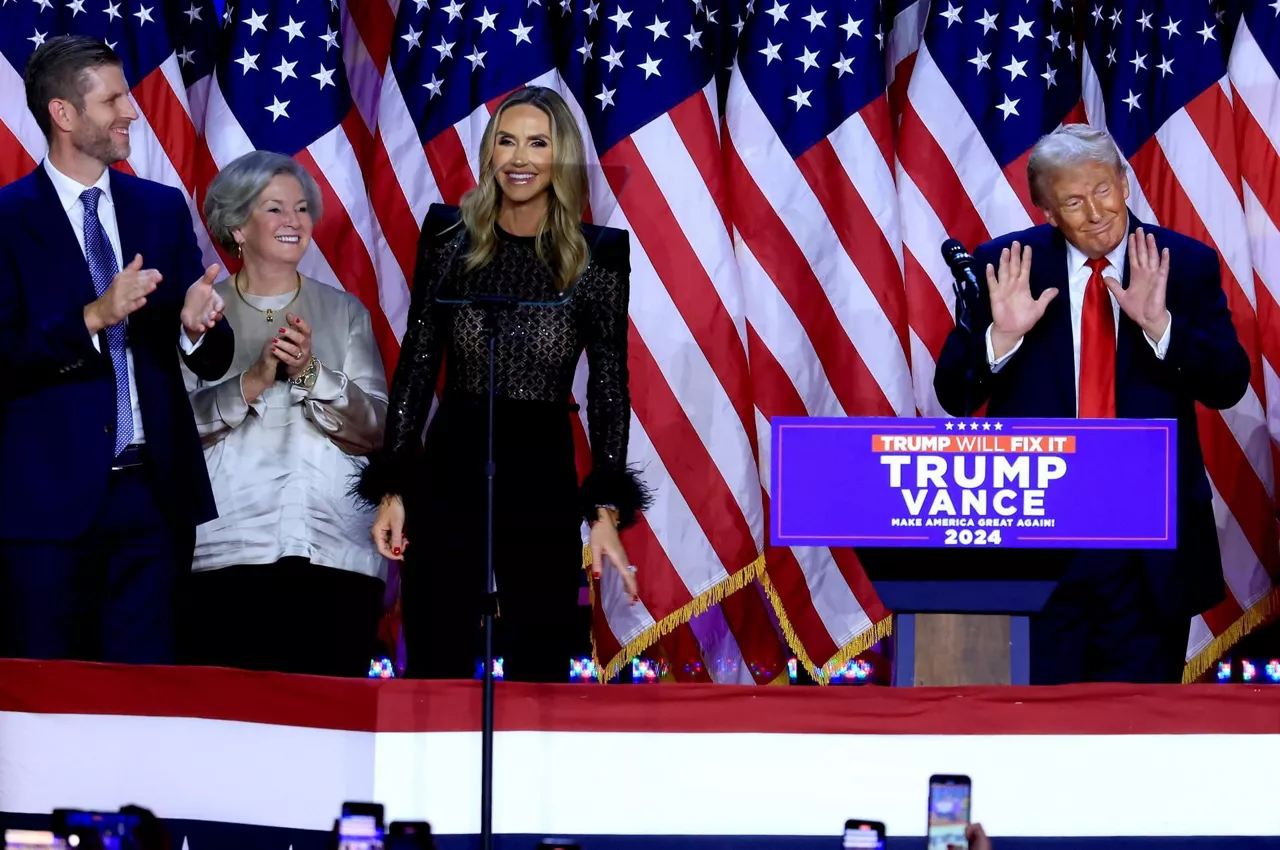 Susie Wiles la segunda por la izquierda con Trump EFE