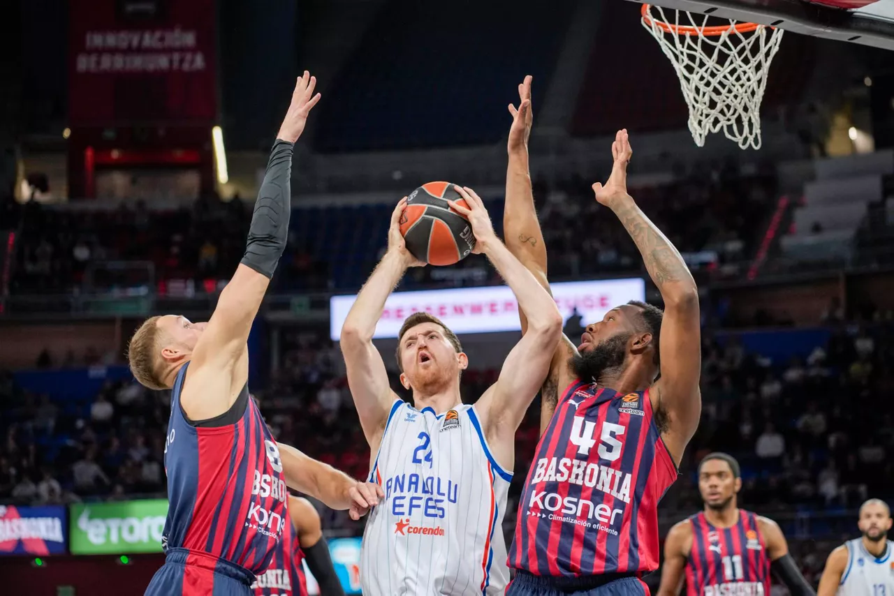 BASKONIA_ANADOLU_EFES_EUROLIGA_2024_25_ERCAN_OSMANI_TADAS_SEDEKERSKIS_DONTA_HALL_EFE
