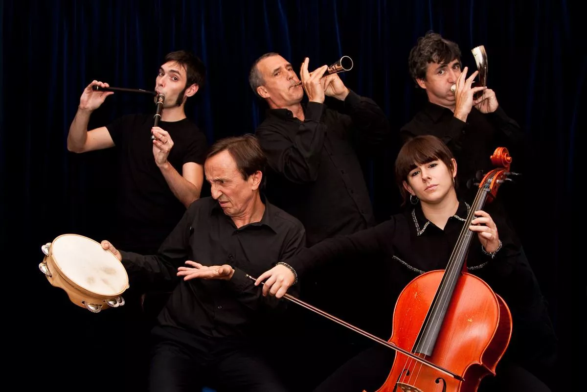 Escuchamos junto a Adrián García de los Ojos algunas de sus composiciones musicales para teatro.