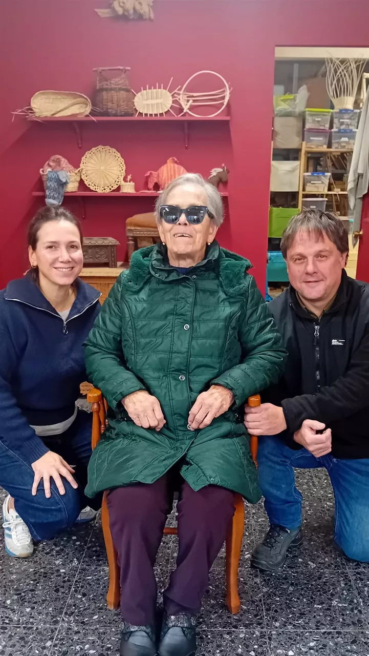 Daniel Lizarralde, artesano sillero, Elena, profesora y artesana sillera y María Jesús Garmendia.
