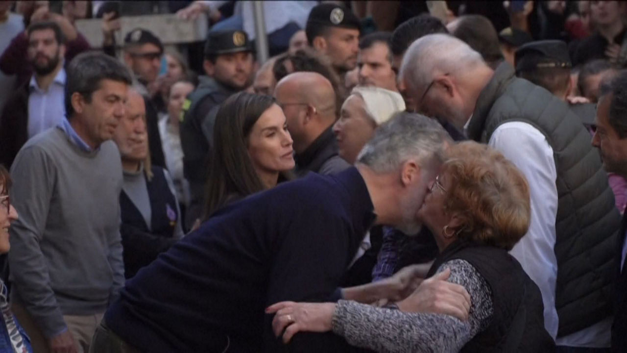 Los reyes de España y Carlos Mazón saludan a la gente en Chiva