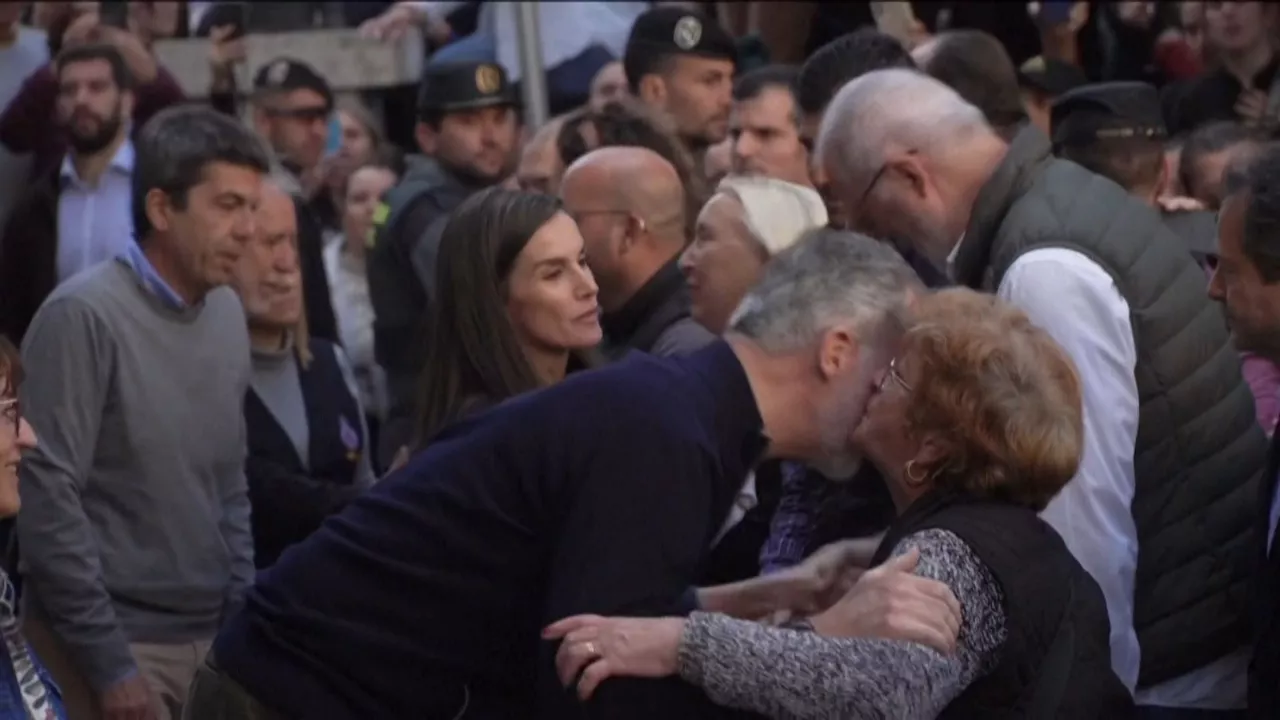 Los reyes de España y Carlos Mazón saludan a la gente en Chiva