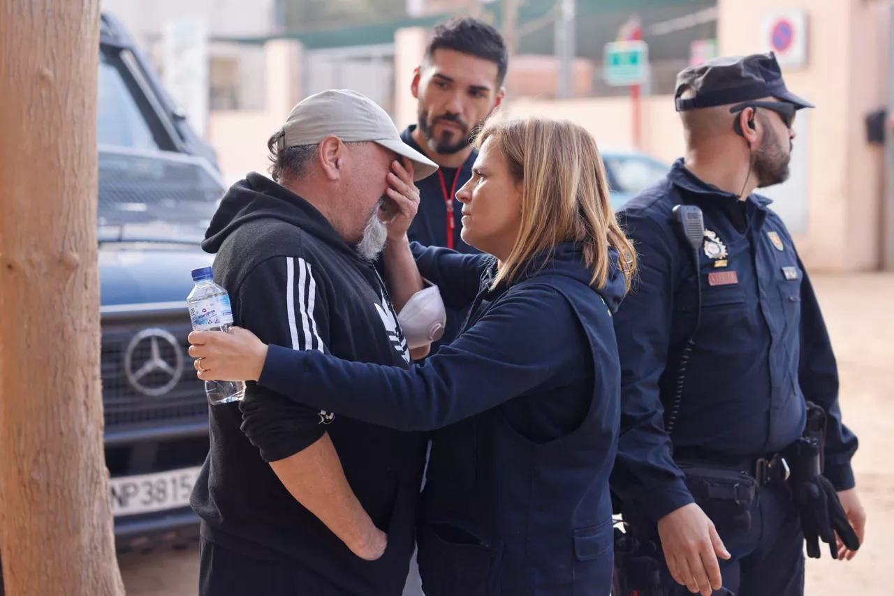 La delegada del Gobierno, Pilar Bernabé consuela a un vecino de massanasa tras derrumbe