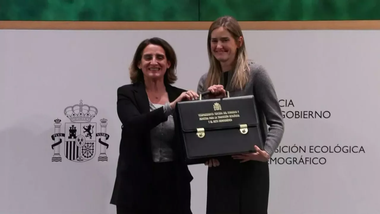 Sara Aagesen recibe la cartera de manos de Teresa Ribera