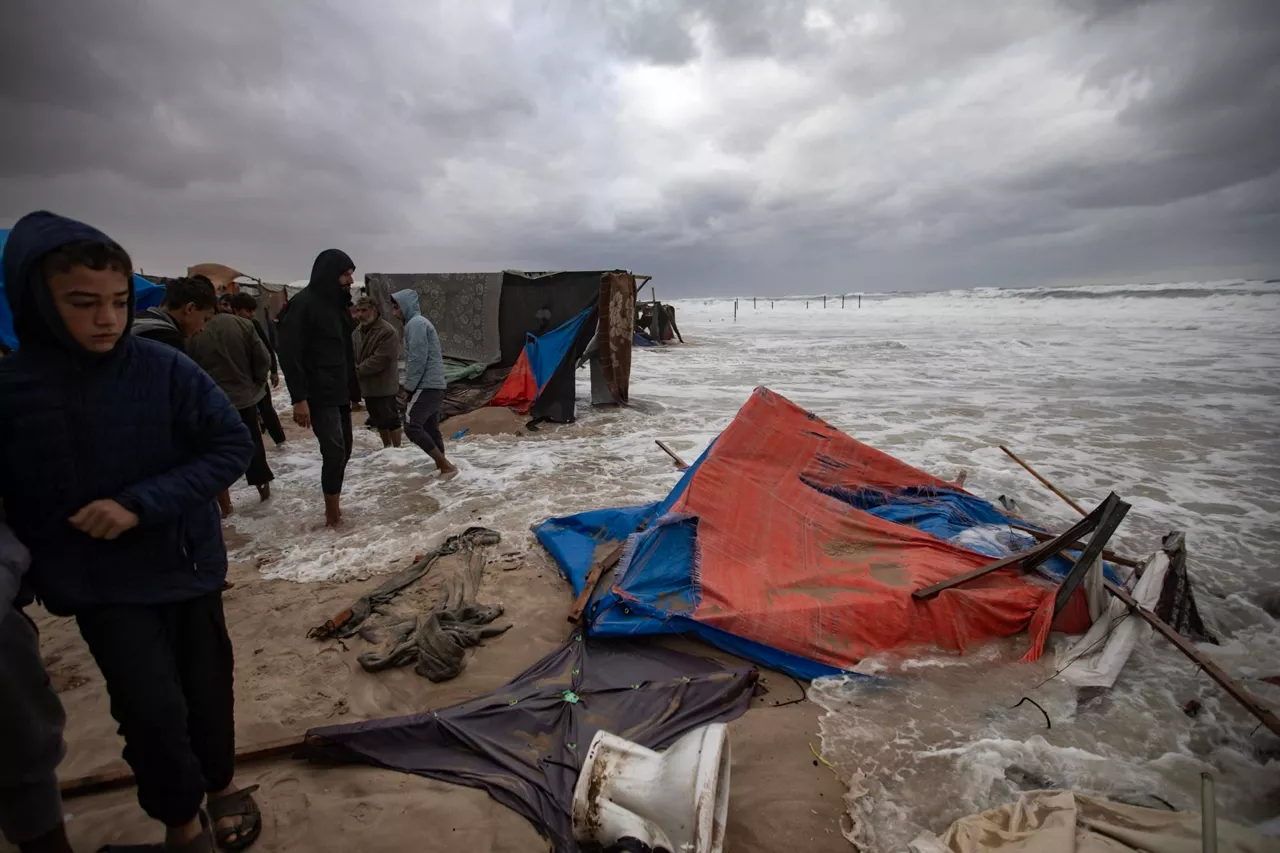 agua-del-mar-tiendas-desplazados-gaza-Khan-Younis-efe