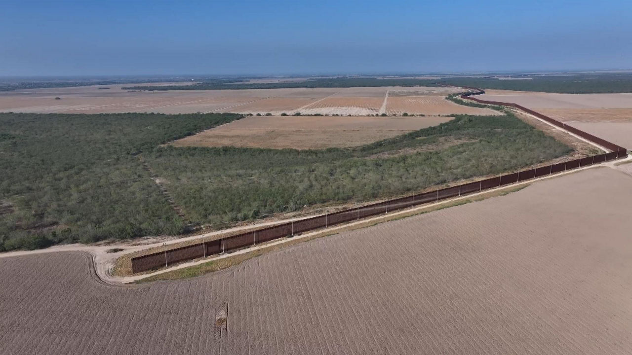 El muro está situado en La Grulla (Texas)