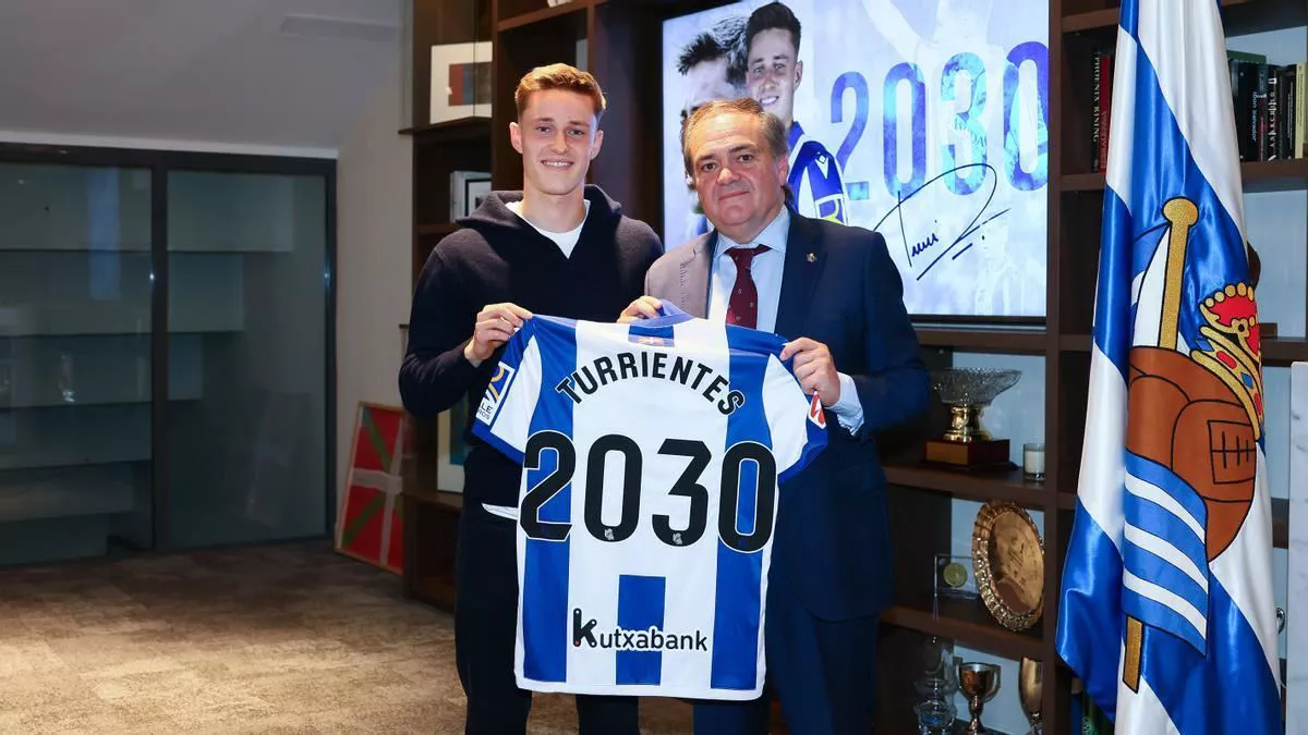 El jugador Beñat Turrientes y el presidente Jokin Aperribay Foto: Real Sociedad