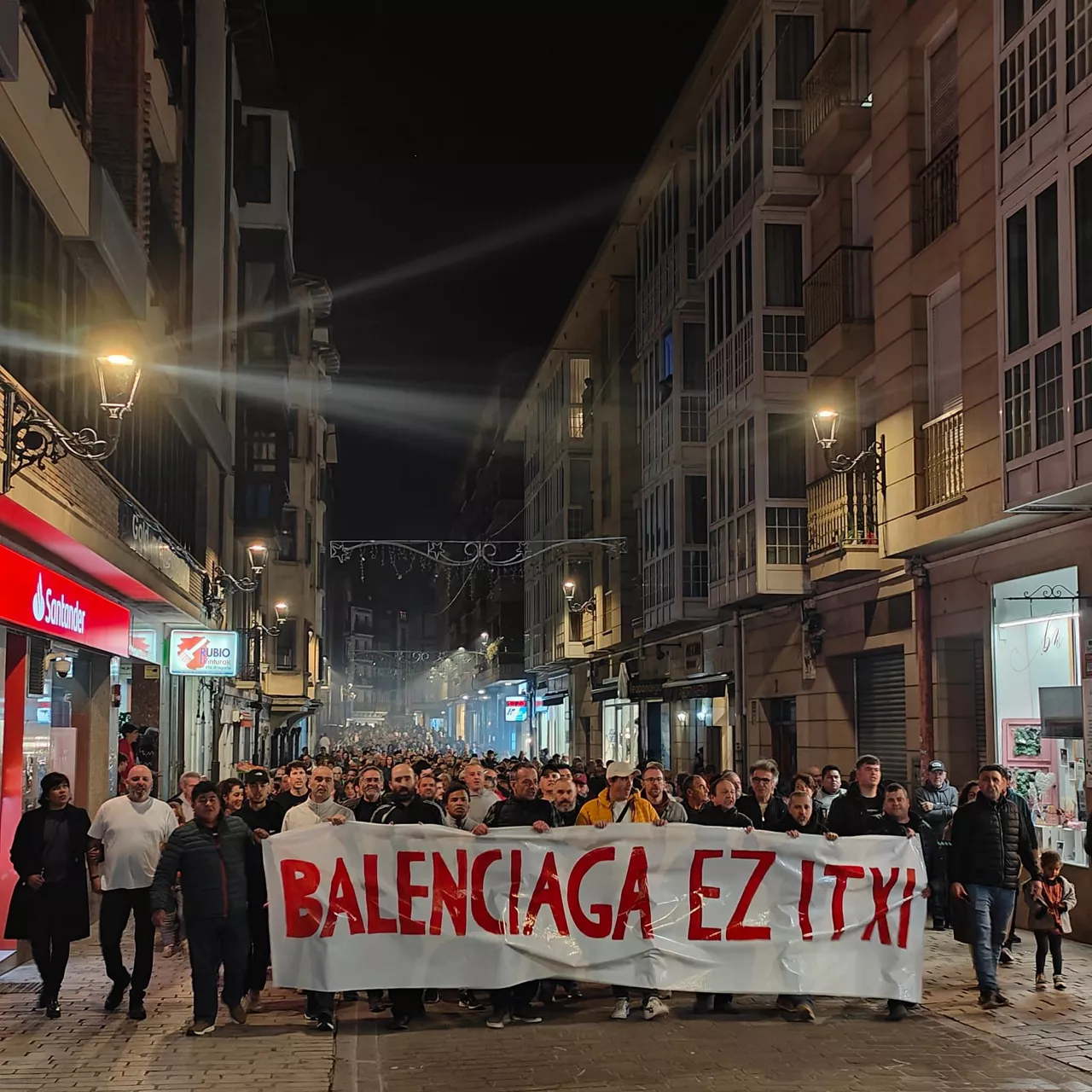 Balenciaga ez itxi manifestazioa Zumaia