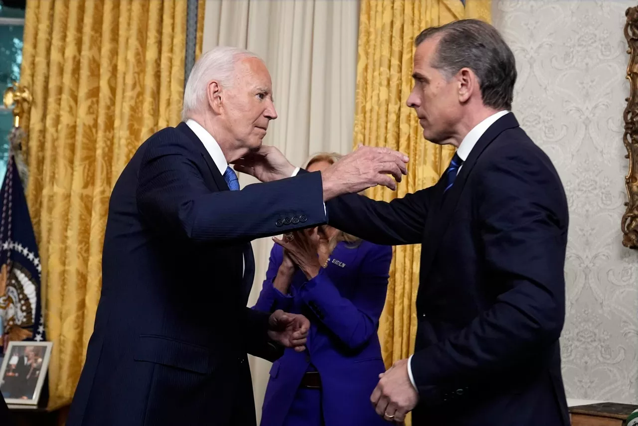 abrazo-joe-biden-hunter-biden-efe