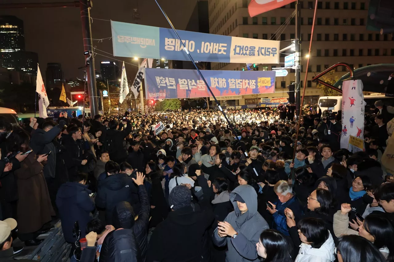 Manifestantes-contra-ley-marcial-corea-del-sur-efe