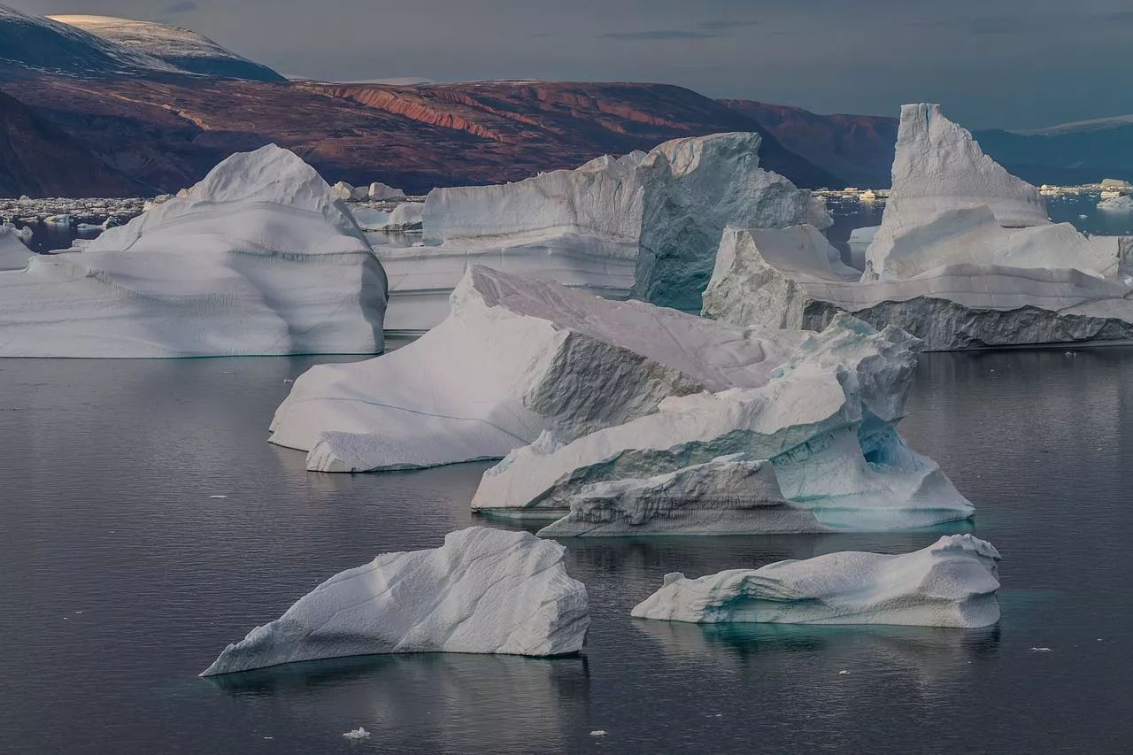 artico iceberg artikoa izotz mendia-mario-hagen-pixabay