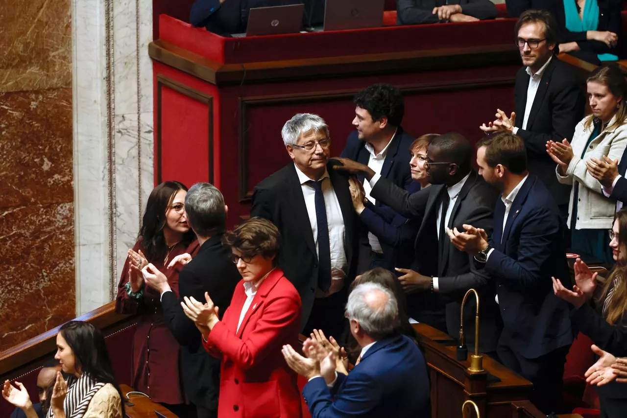 Eric-Coquerel-aplausos-mocion-censura-francia-efe
