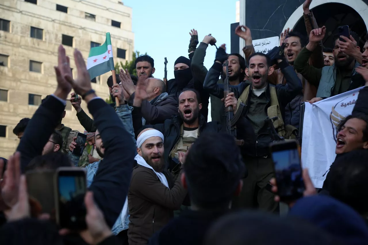 Siria matxinoak Assaden eraispena ospatzen EFE